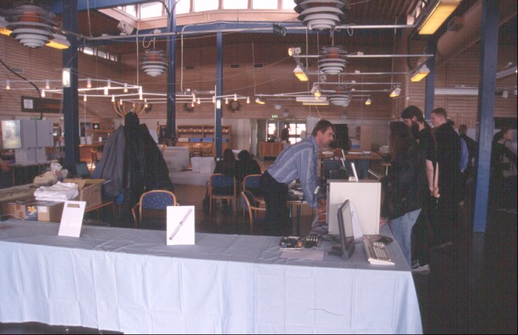 5: Gunne Steen (GGS-Data) in his booth. The closest, empty table is to be occupied by Jens Sch&ouml;nfeld a bit later.