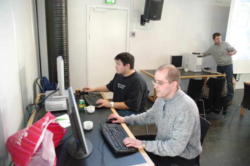 Juzz og Tommy/Controller fors&oslash;ger at komme p&aring; nettet via mit tr&aring;dl&oslash;se access point. I baggrunden Troels.