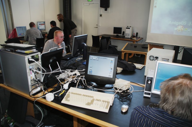 Bagerst Controller, Juzz og Alfkil. Foran dem Tylon, og forrest Lonel ved siden af Popstar's A1200 med OS 3.1.