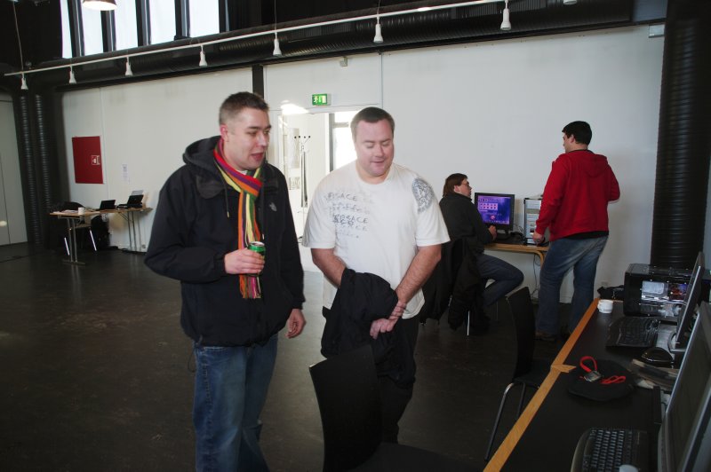 Aakerlund og hans medbragte pc-bruger Jakob (modig mand!). Bag dem Allan/ASander og Luc.