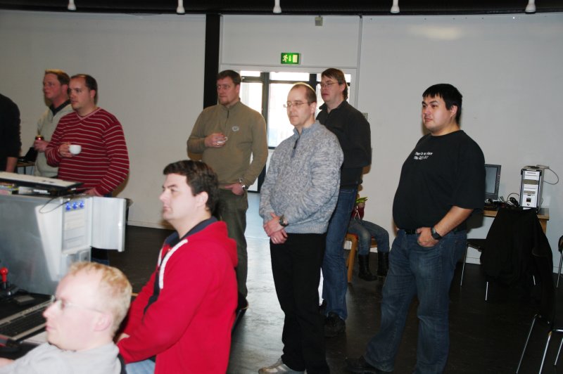 Sliwa, BeerNulle, Klaus, Controller, ASander, Juzz. I forgrunden Tylon og Luc.
