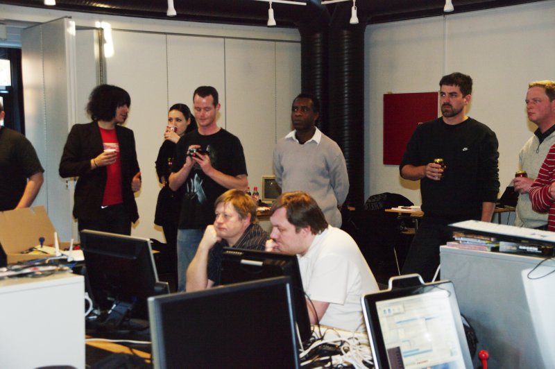 Chrisstoffer, Martina, Psylicium, Godtfred, KlapHat, Sliwa - Lonel og AC ved bordet.