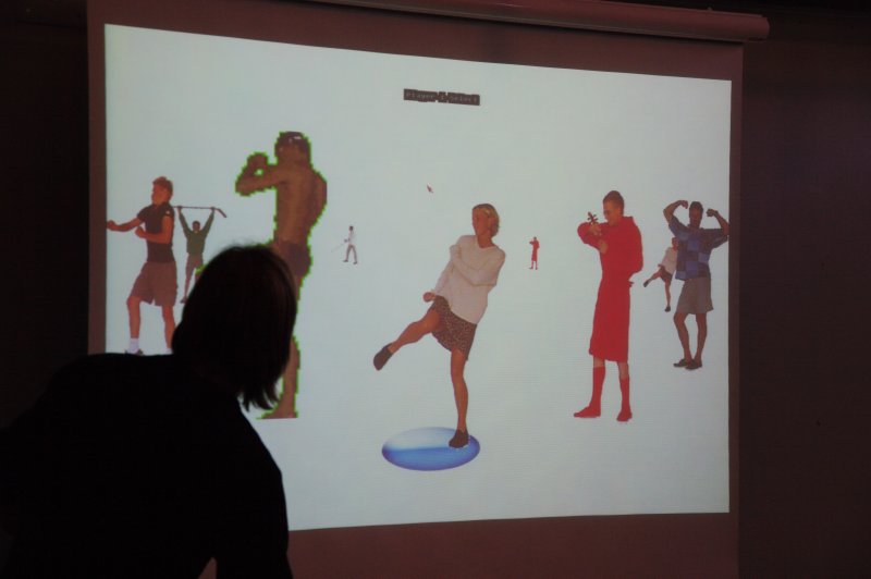 Her v&aelig;lger man sin figur - billederne er 12 &aring;r gamle digitale fotos af skolekammerater som har ligget p&aring; disketter og ventet p&aring; at spillet skulle blive lavet.